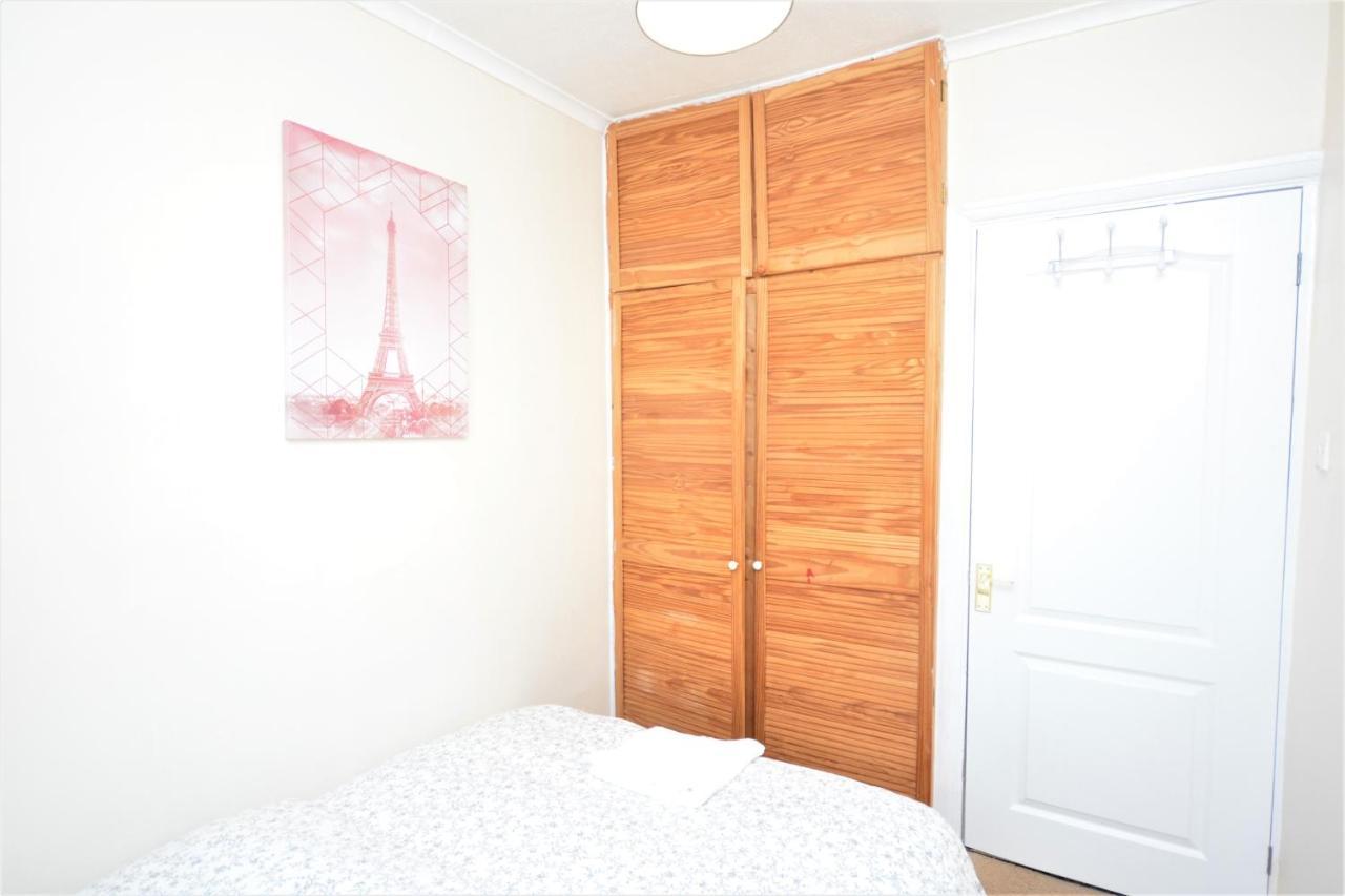 London Deluxe 3 Bedroom House With Parking Space Dagenham Exterior foto