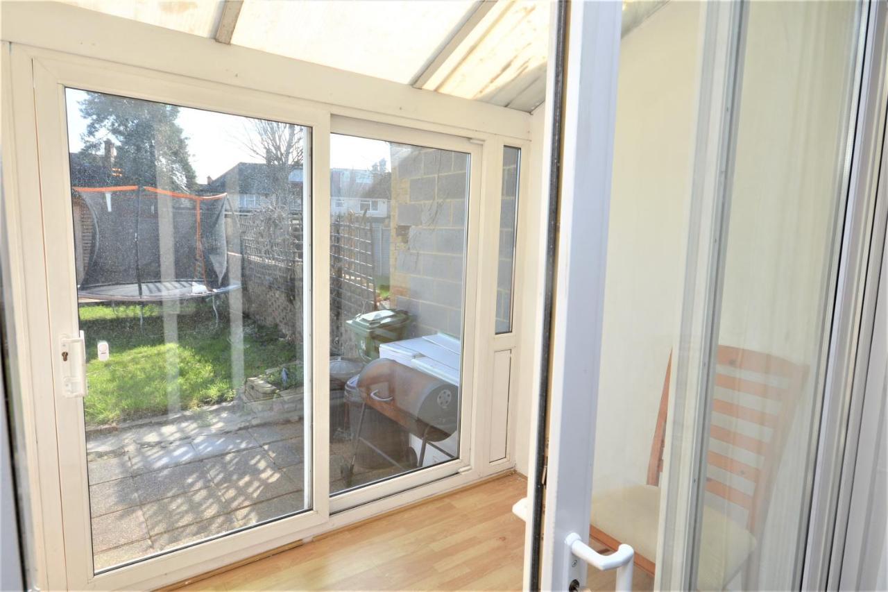 London Deluxe 3 Bedroom House With Parking Space Dagenham Exterior foto