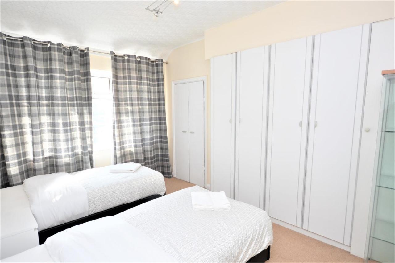 London Deluxe 3 Bedroom House With Parking Space Dagenham Exterior foto