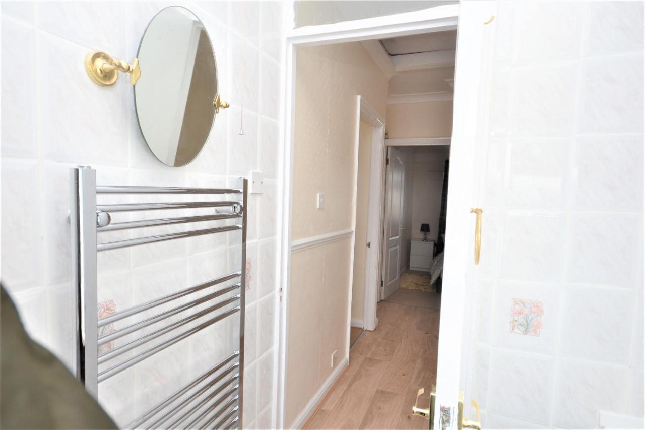 London Deluxe 3 Bedroom House With Parking Space Dagenham Exterior foto