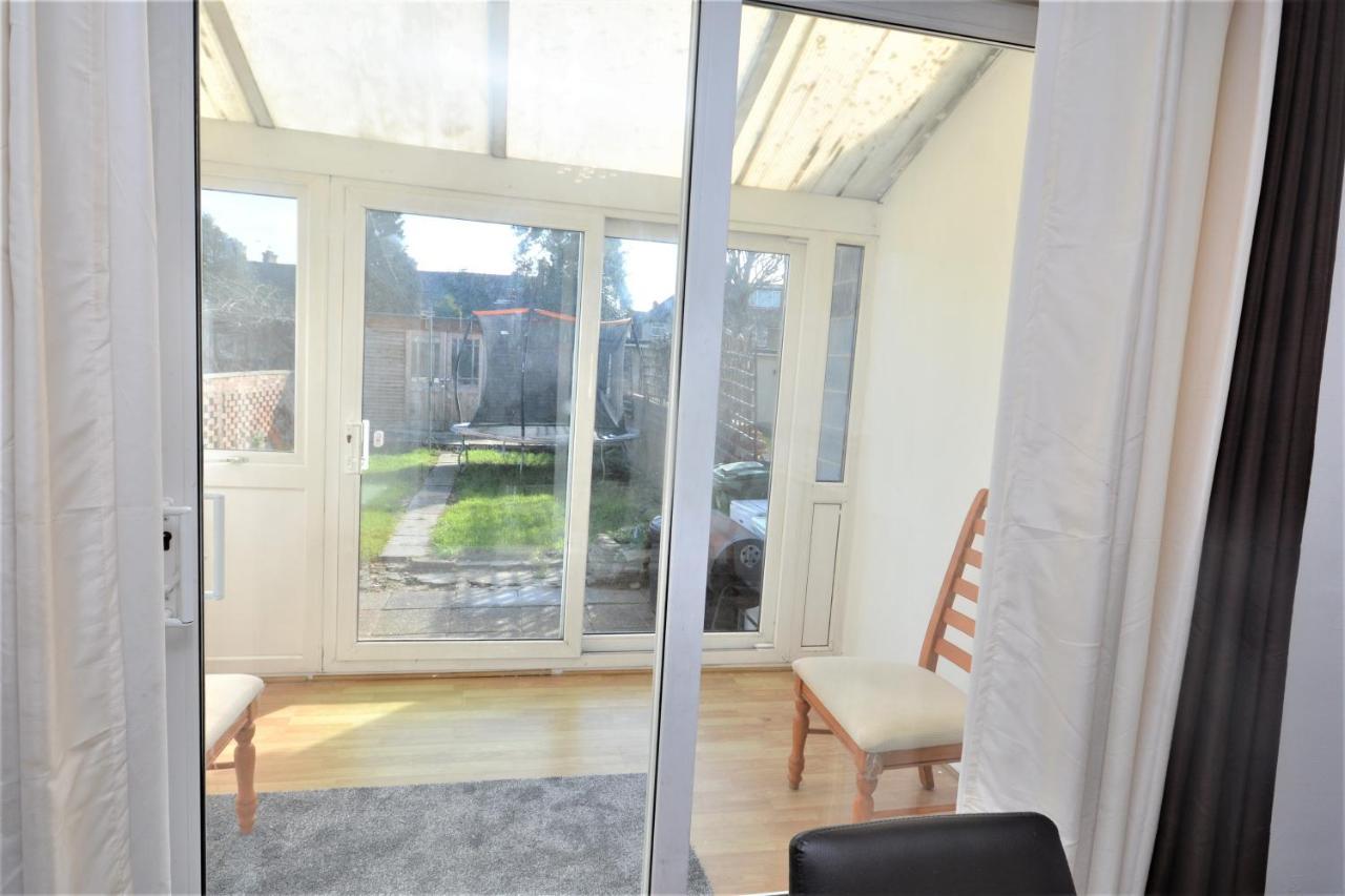 London Deluxe 3 Bedroom House With Parking Space Dagenham Exterior foto