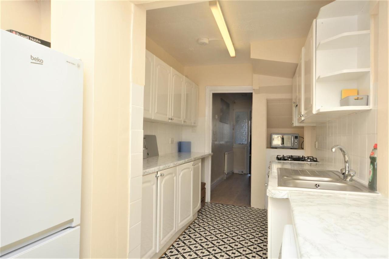 London Deluxe 3 Bedroom House With Parking Space Dagenham Exterior foto