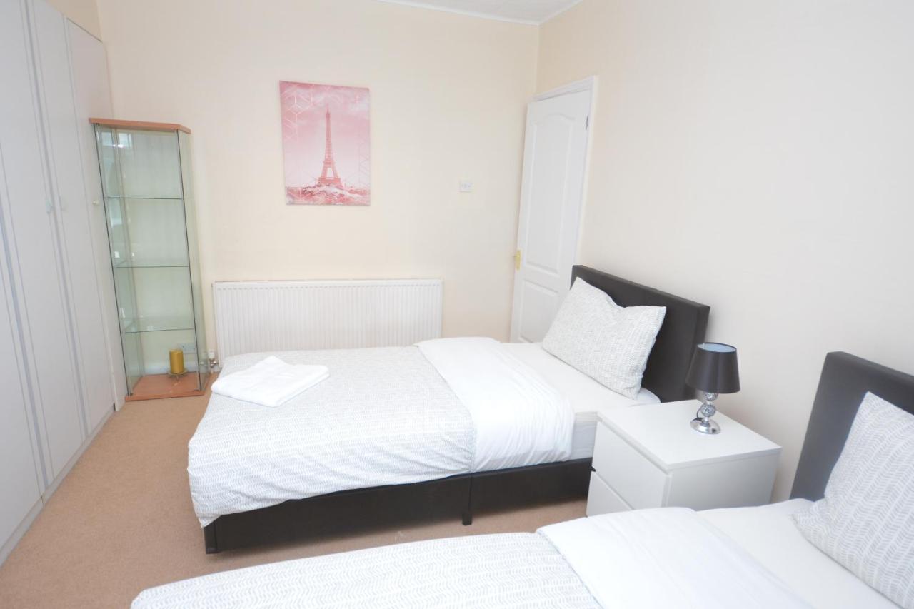 London Deluxe 3 Bedroom House With Parking Space Dagenham Exterior foto