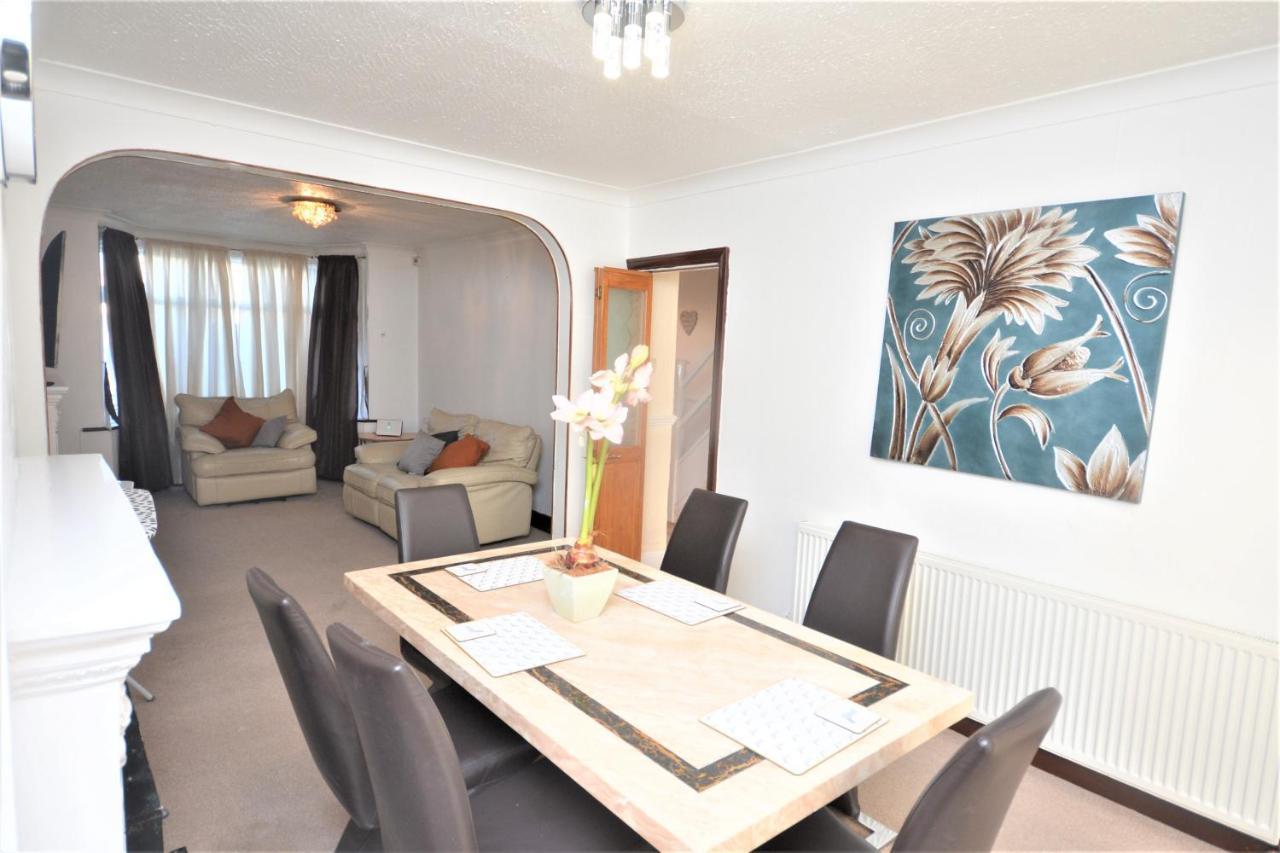 London Deluxe 3 Bedroom House With Parking Space Dagenham Exterior foto