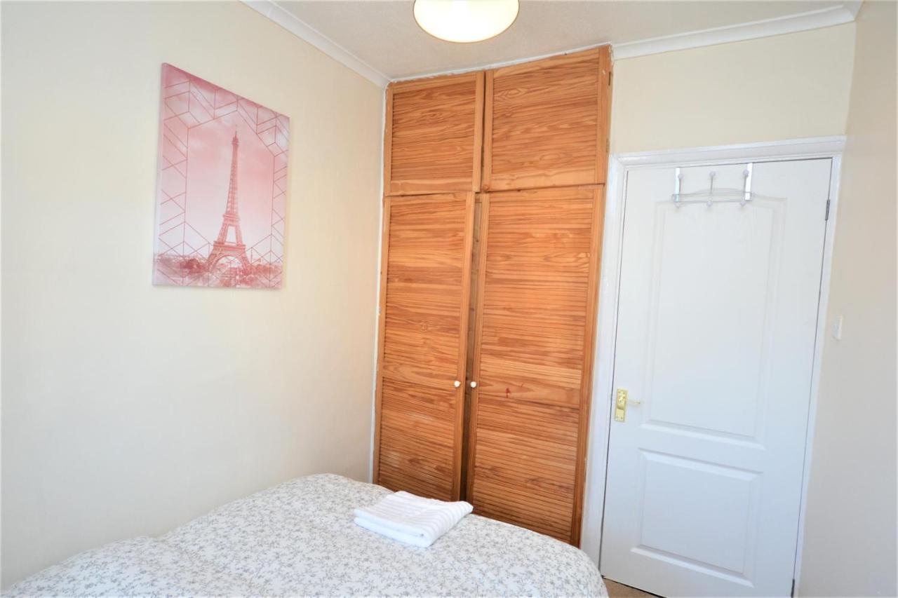 London Deluxe 3 Bedroom House With Parking Space Dagenham Exterior foto