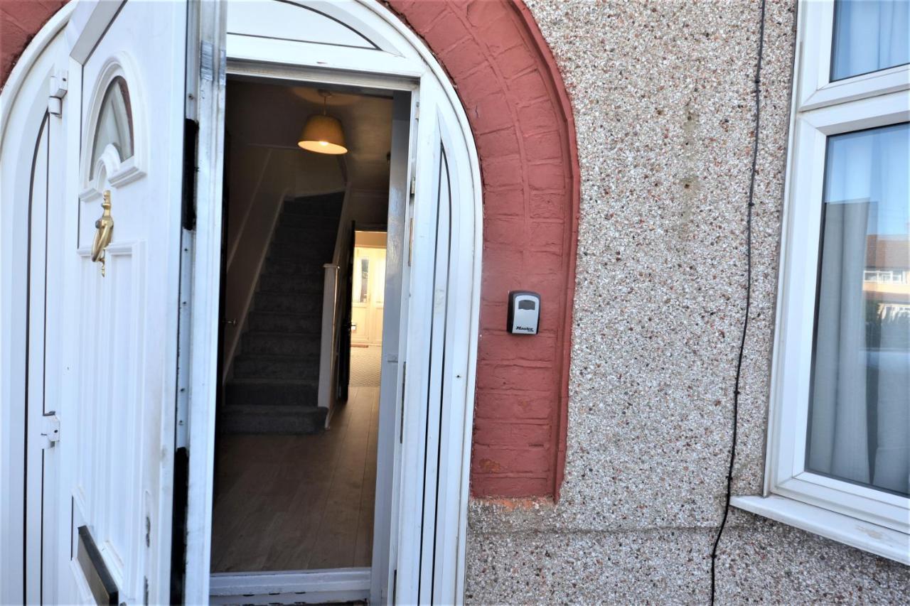 London Deluxe 3 Bedroom House With Parking Space Dagenham Exterior foto