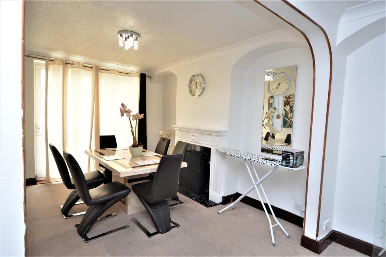 London Deluxe 3 Bedroom House With Parking Space Dagenham Exterior foto