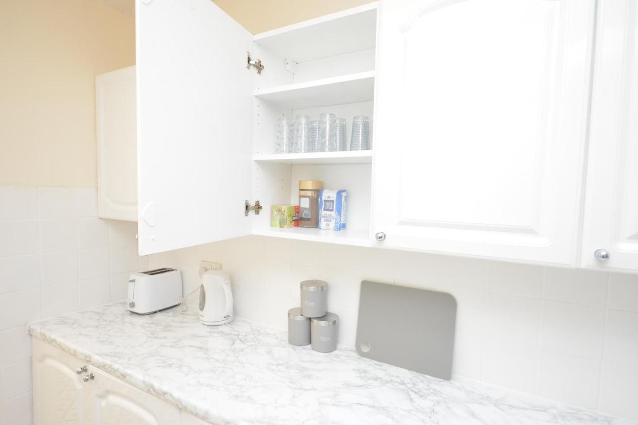 London Deluxe 3 Bedroom House With Parking Space Dagenham Exterior foto